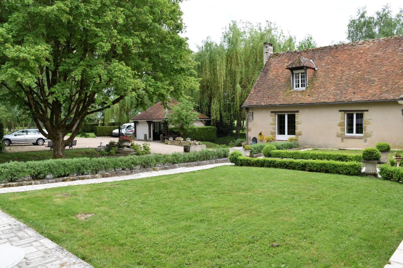 Le Petit Chateau De Sainte Colombe Bouges-le-Chateau Exterior photo